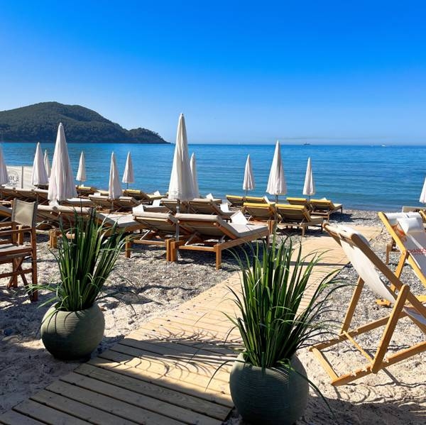 Plage privée - Le 10 Plage - Restaurant Saint-Cyr-sur-Mer - Restaurant Saint-Cyr-sur-Mer bord de mer
